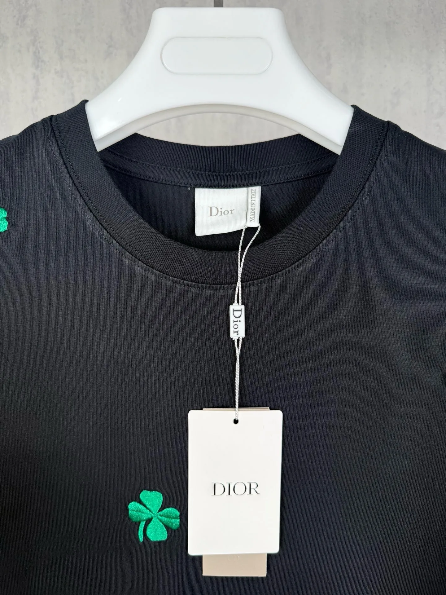 Actual pictures Ceiling-level DIOR/Dior #0331 New product synchronization New Arrival four-leaf clover 🍀 Couple casual short-sleeved T-shirt ✅Real ceiling Quality ✅All original development attention to detail pictures ✅Correct g dyed double yarn fabric Precision printing screen ✅Thread dyeing without color difference Overweight craftsmanship It seems to be simple printing or embroidery, but it is not simple at all. 10000% imported machine restoration is not just a lip service. Welcome to compare with peers. Each model is produced by the company, and the details of workmanship and fabrics are consistent with Authentic. It is guaranteed that there will be no color difference with the counter. Reproduction is not scary. Whoever fakes it will be embarrassed. It’s not shameful to make a replica, it’s shameful if you can’t buy the correct version if you make a replica. The color and coding of the main wheat including the imported wheat are different from the Same Style washed wheat. Really restore the counter. Pay attention to the workmanship. The stitching at the neckline has no folds. It is smooth and natural with no overlapping lines. Really restore this. This is something that many people cannot do. Size: S-M-L-XL